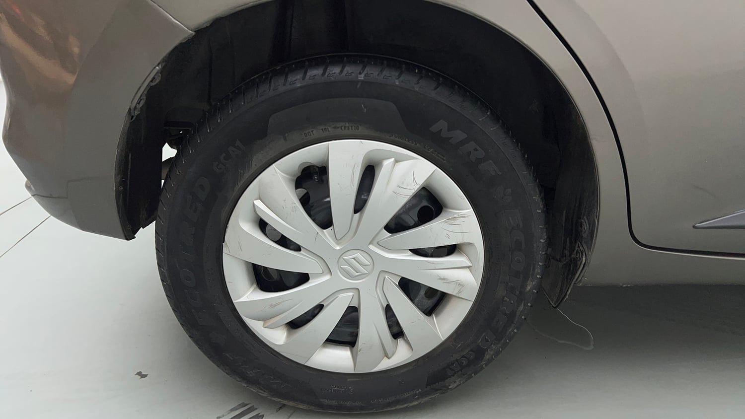 Used 2024 Maruti Suzuki Swift VXi (O) AMT Petrol Automatic tyres RIGHT REAR TYRE RIM VIEW