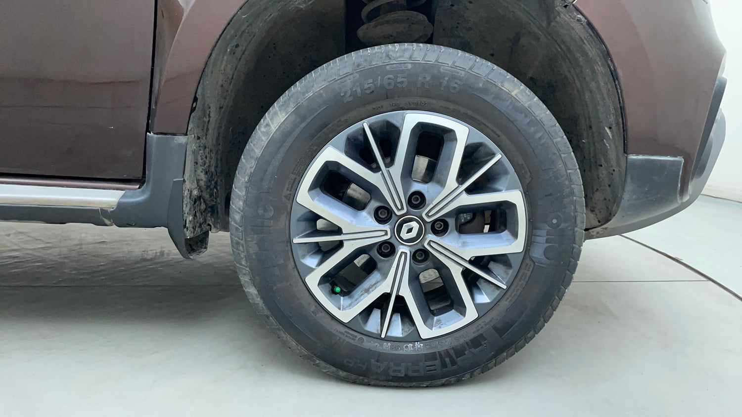 Used 2021 Renault Duster RXZ 1.5 Petrol MT Petrol Manual tyres RIGHT FRONT TYRE RIM VIEW