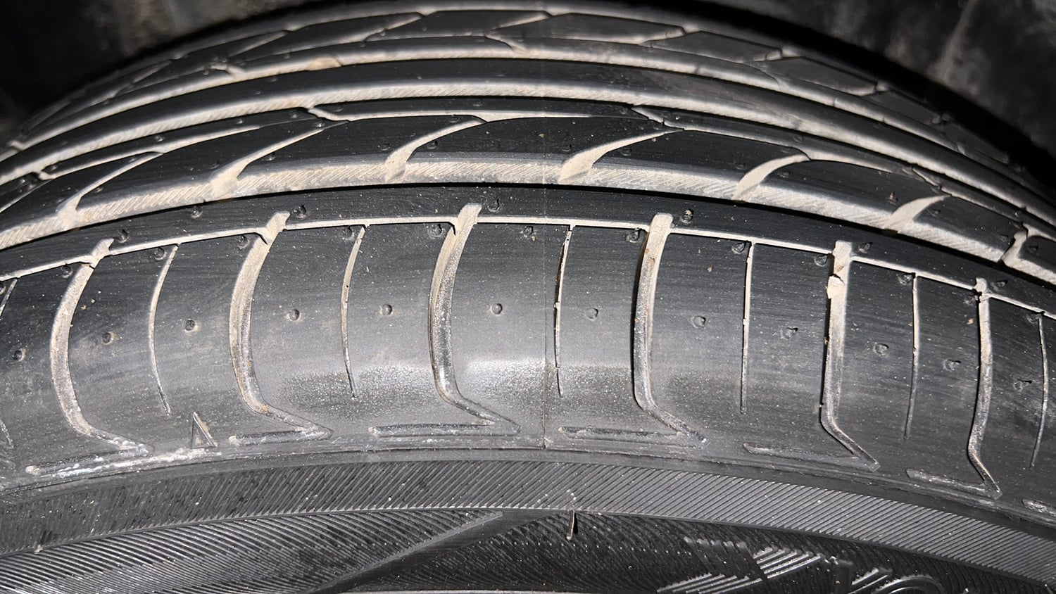 Used 2020 Maruti Suzuki XL6 Alpha AT Petrol Petrol Automatic tyres RIGHT REAR TYRE TREAD VIEW