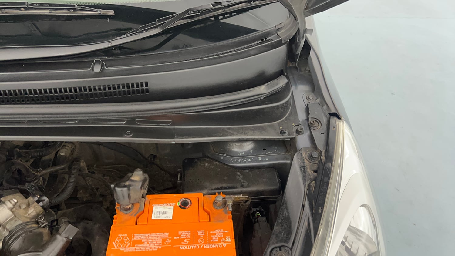 Used 2014 Hyundai i10 Sportz 1.1 iRDE2 Petrol Manual engine ENGINE LEFT SIDE HINGE & APRON VIEW