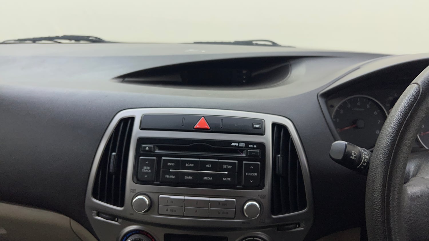 Used 2013 Hyundai i20 Magna (O) 1.2 Petrol Manual top_features Integrated (in-dash) music system