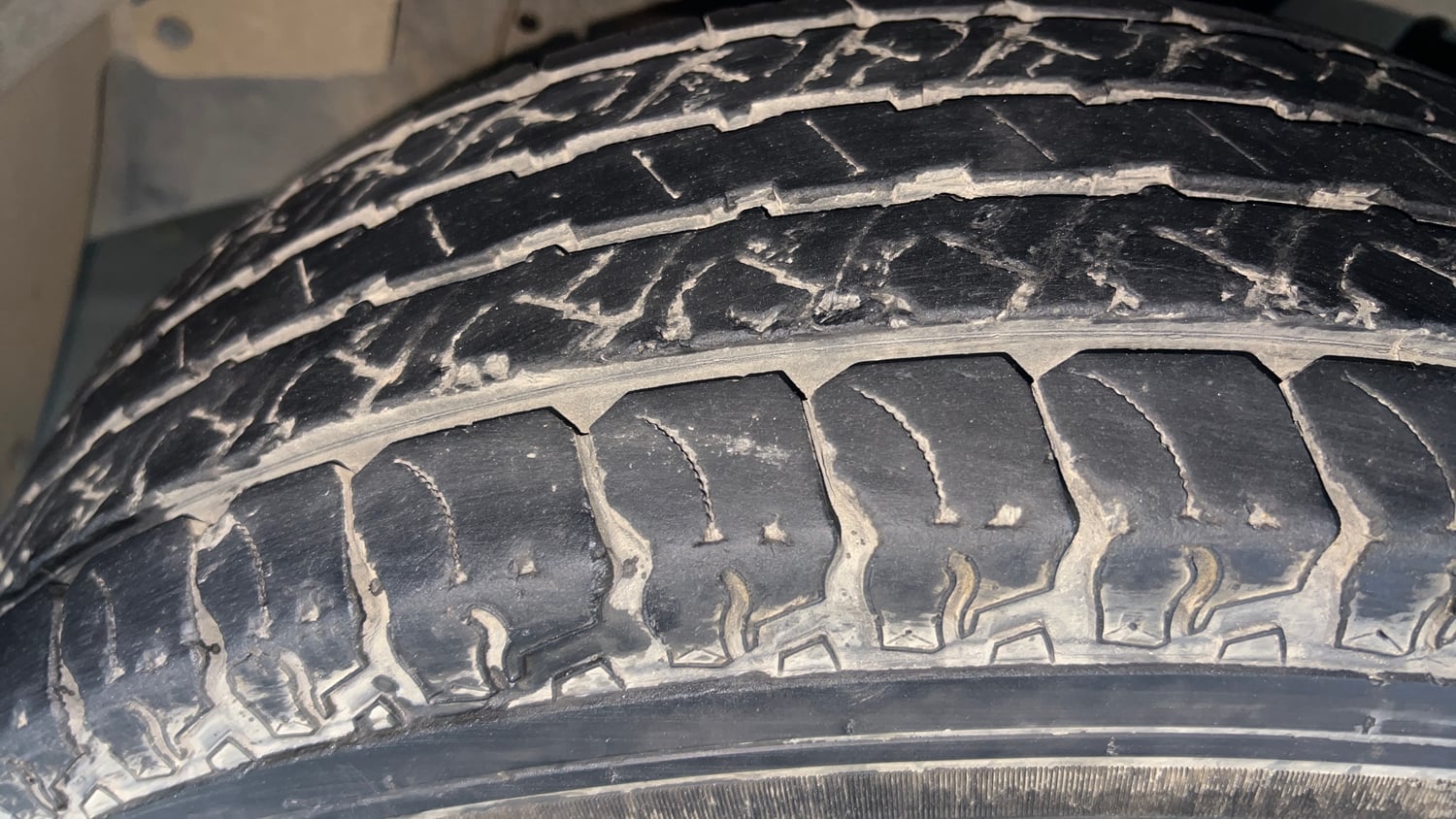 Used 2019 Mahindra TUV300 T4 Plus Diesel Manual tyres RIGHT FRONT TYRE TREAD VIEW