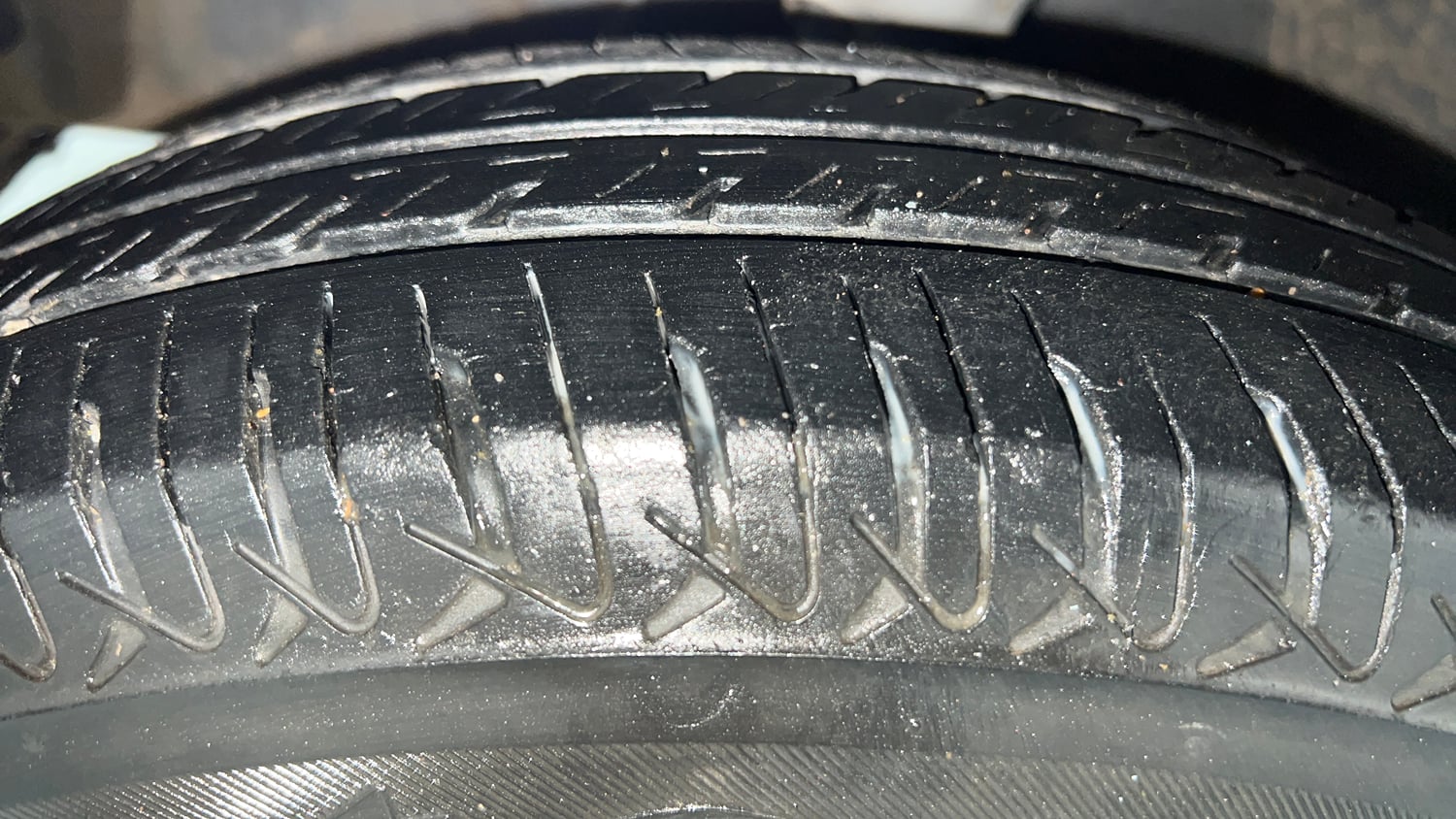 Used 2014 Hyundai i10 Sportz 1.1 iRDE2 Petrol Manual tyres LEFT FRONT TYRE TREAD VIEW