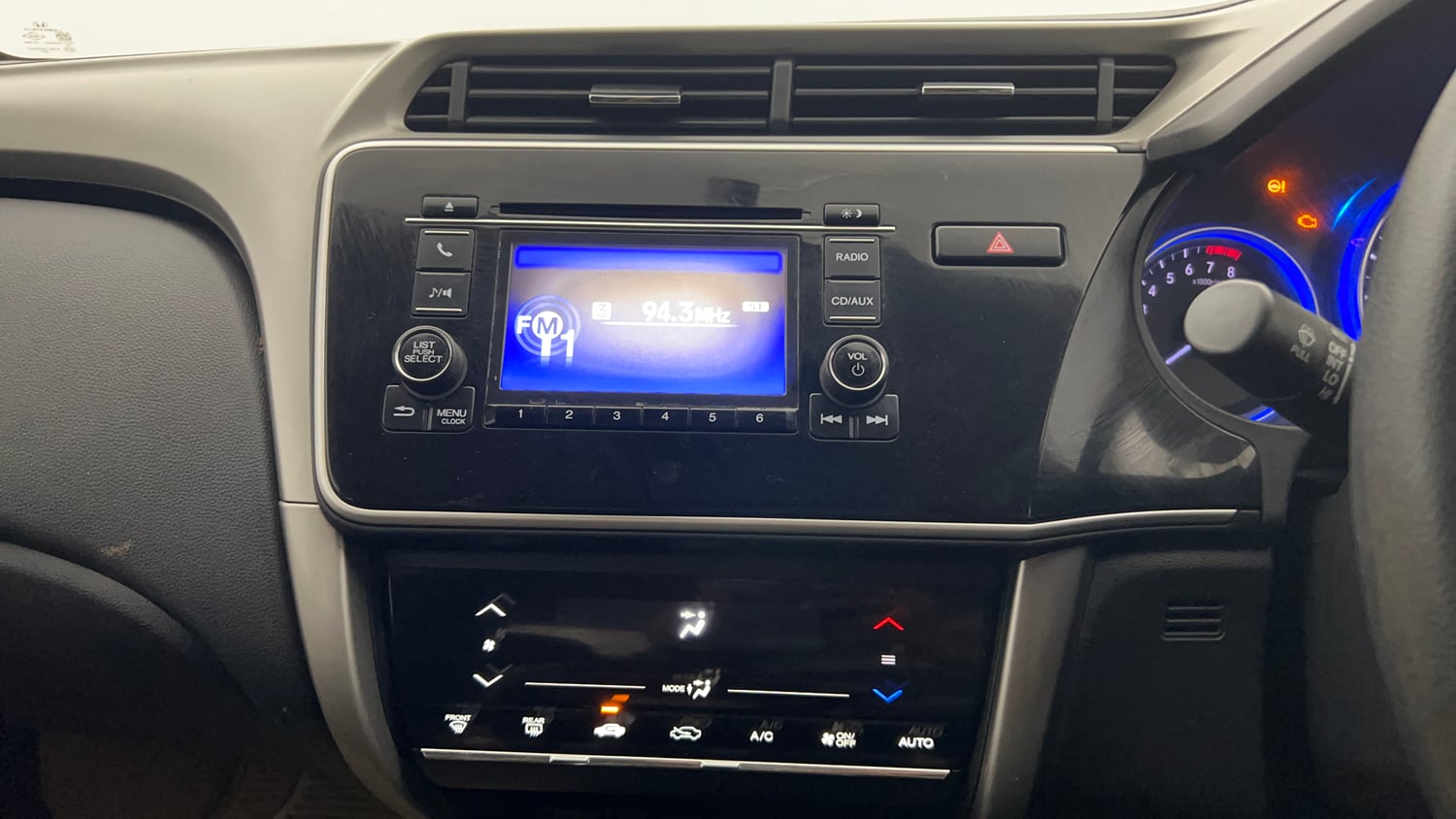 Used 2016 Honda City V Petrol Manual top_features Integrated (in-dash) music system