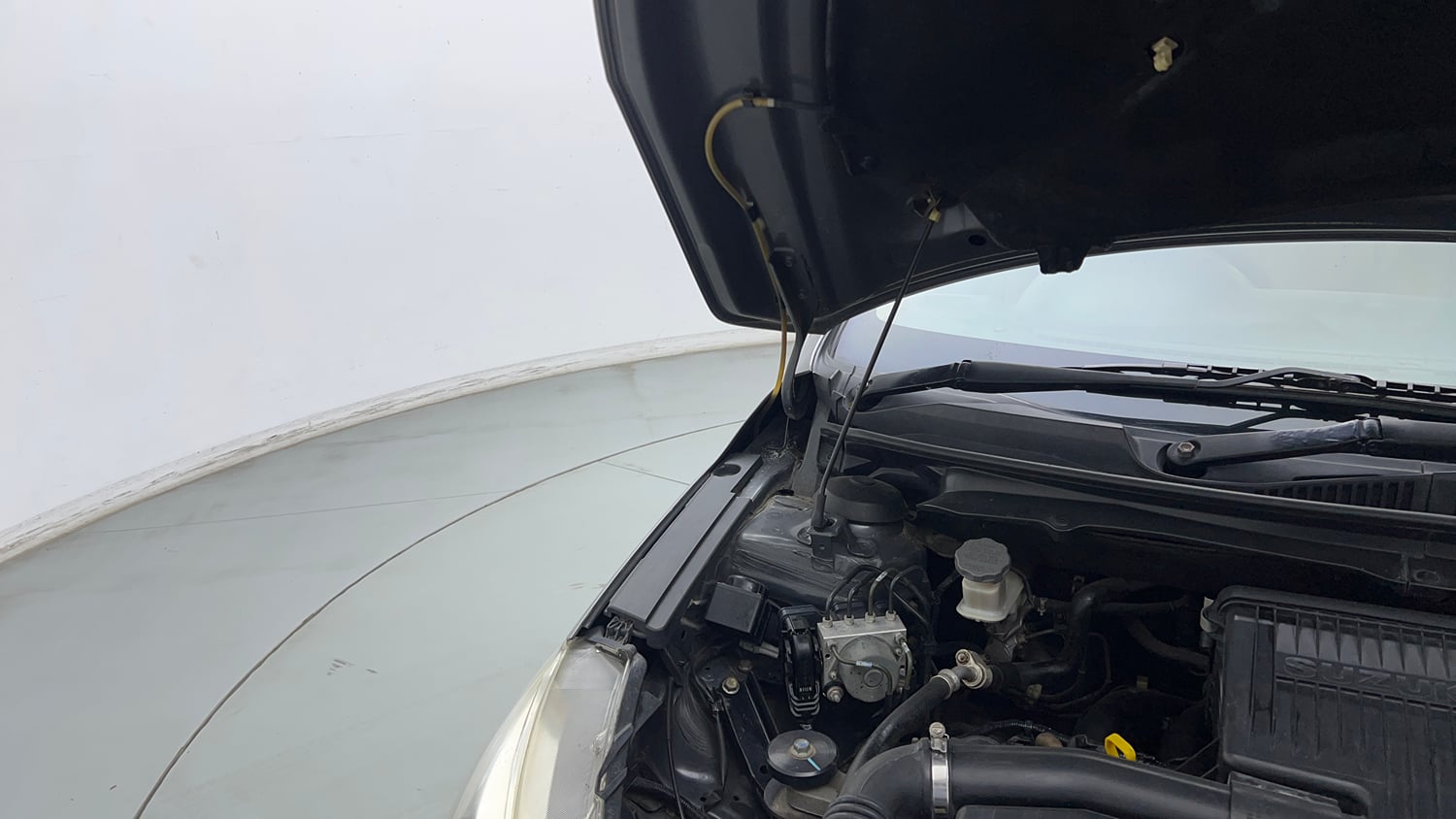 Used 2017 Maruti Suzuki Ciaz Zeta 1.4 MT Petrol Manual engine ENGINE RIGHT SIDE HINGE & APRON VIEW