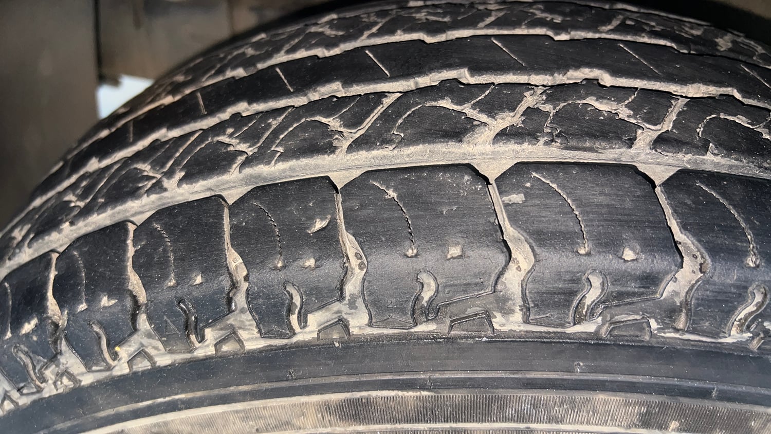 Used 2019 Mahindra TUV300 T4 Plus Diesel Manual tyres LEFT FRONT TYRE TREAD VIEW