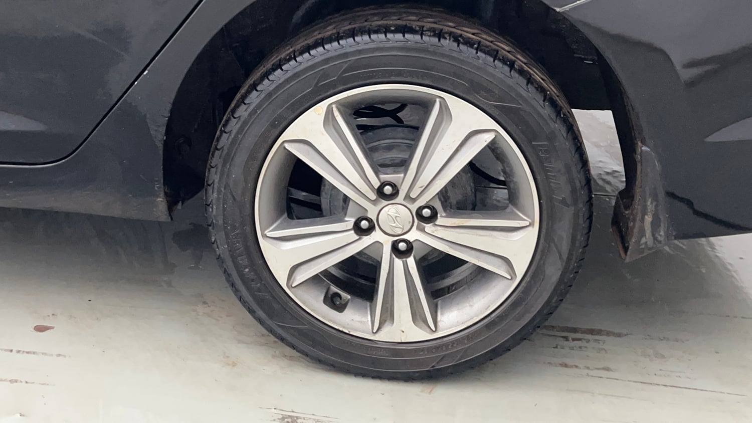 Used 2019 Hyundai Verna SX 1.6 VTVT Petrol Manual tyres LEFT REAR TYRE RIM VIEW