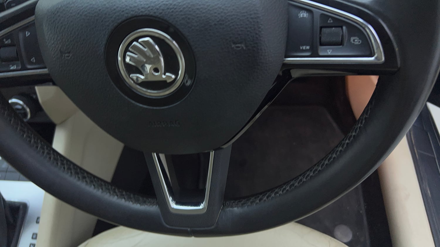 Used 2018 Skoda Octavia 1.8 TSI Style AT Petrol Automatic top_features Airbags