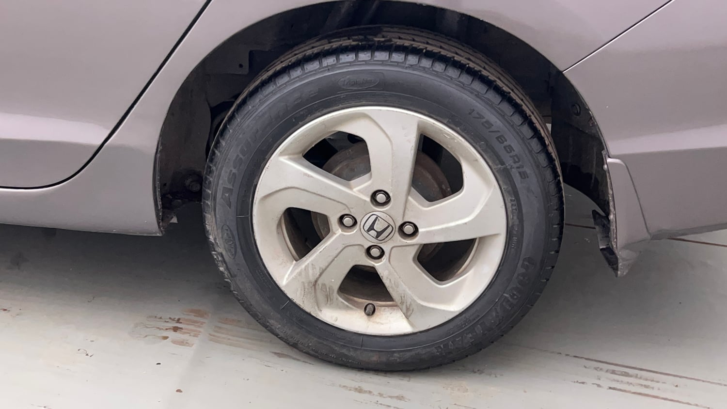 Used 2016 Honda City V Petrol Manual tyres LEFT REAR TYRE RIM VIEW