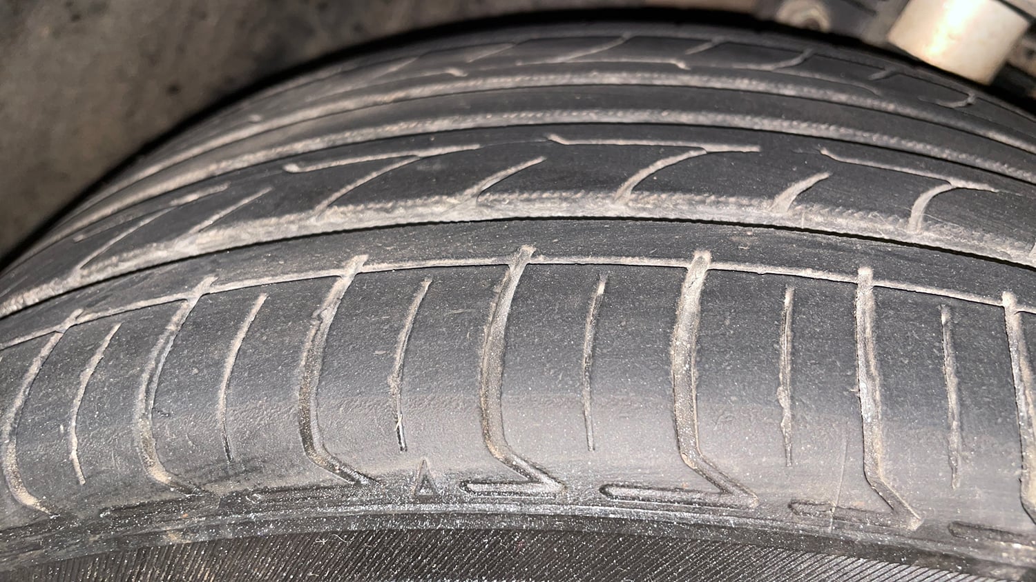 Used 2018 Volkswagen Ameo Highline 1.5L AT Diesel Automatic tyres LEFT FRONT TYRE TREAD VIEW
