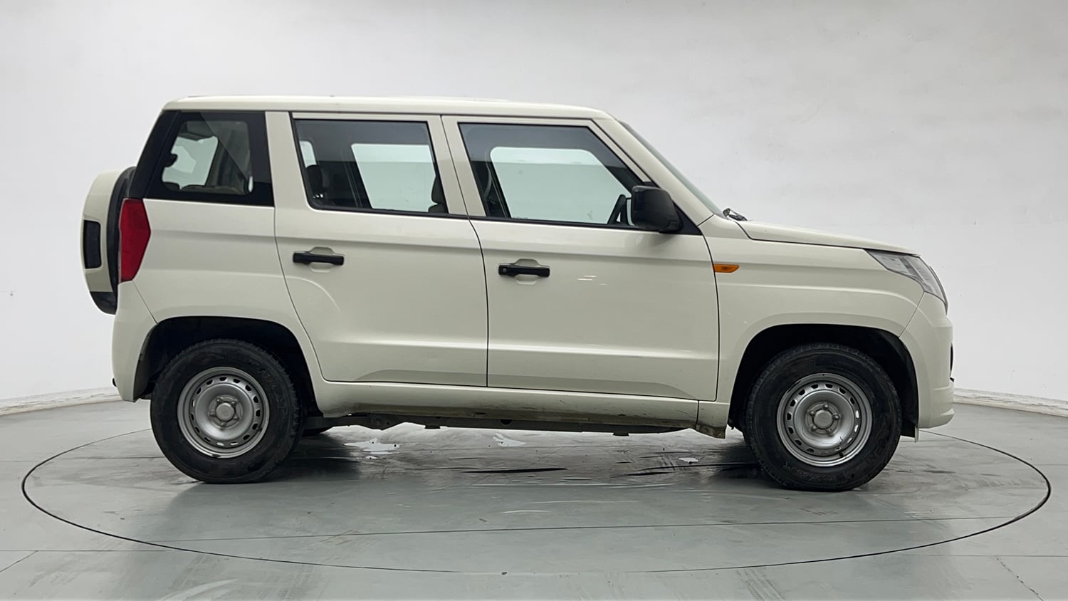 Used 2019 Mahindra TUV300 T4 Plus Diesel Manual exterior RIGHT SIDE VIEW