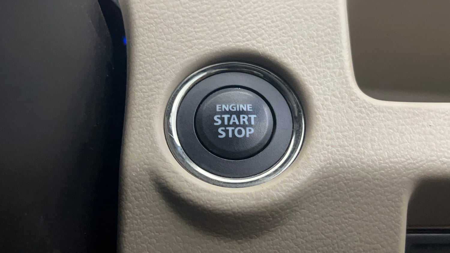 Used 2022 Maruti Suzuki Ciaz Alpha 1.5 Petrol Manual top_features Keyless start