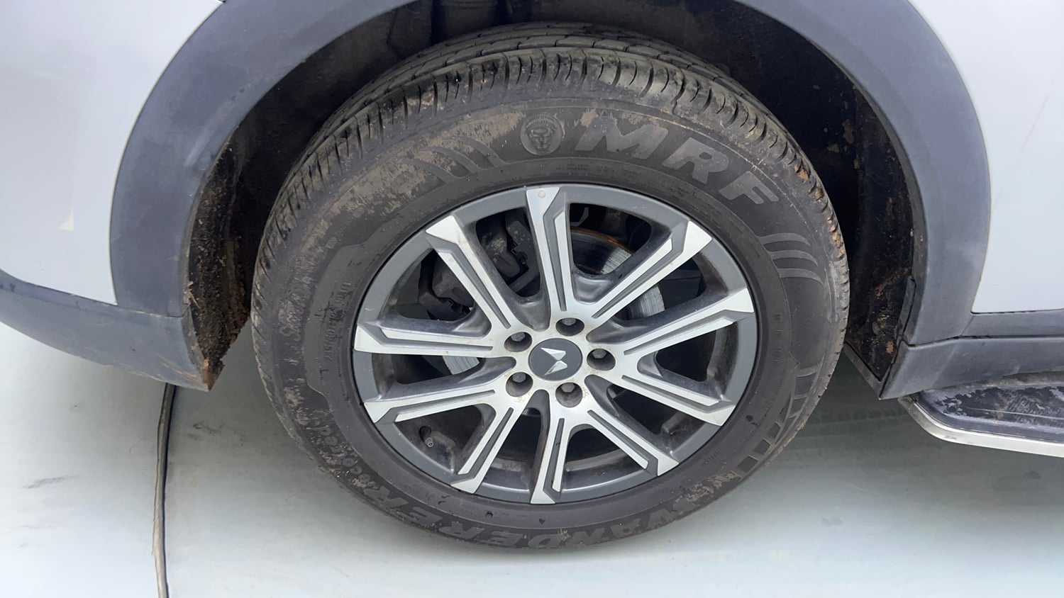 Used 2024 Mahindra XUV700 AX 7 Petrol AT Luxury Pack 7 STR Petrol Automatic tyres RIGHT REAR TYRE RIM VIEW