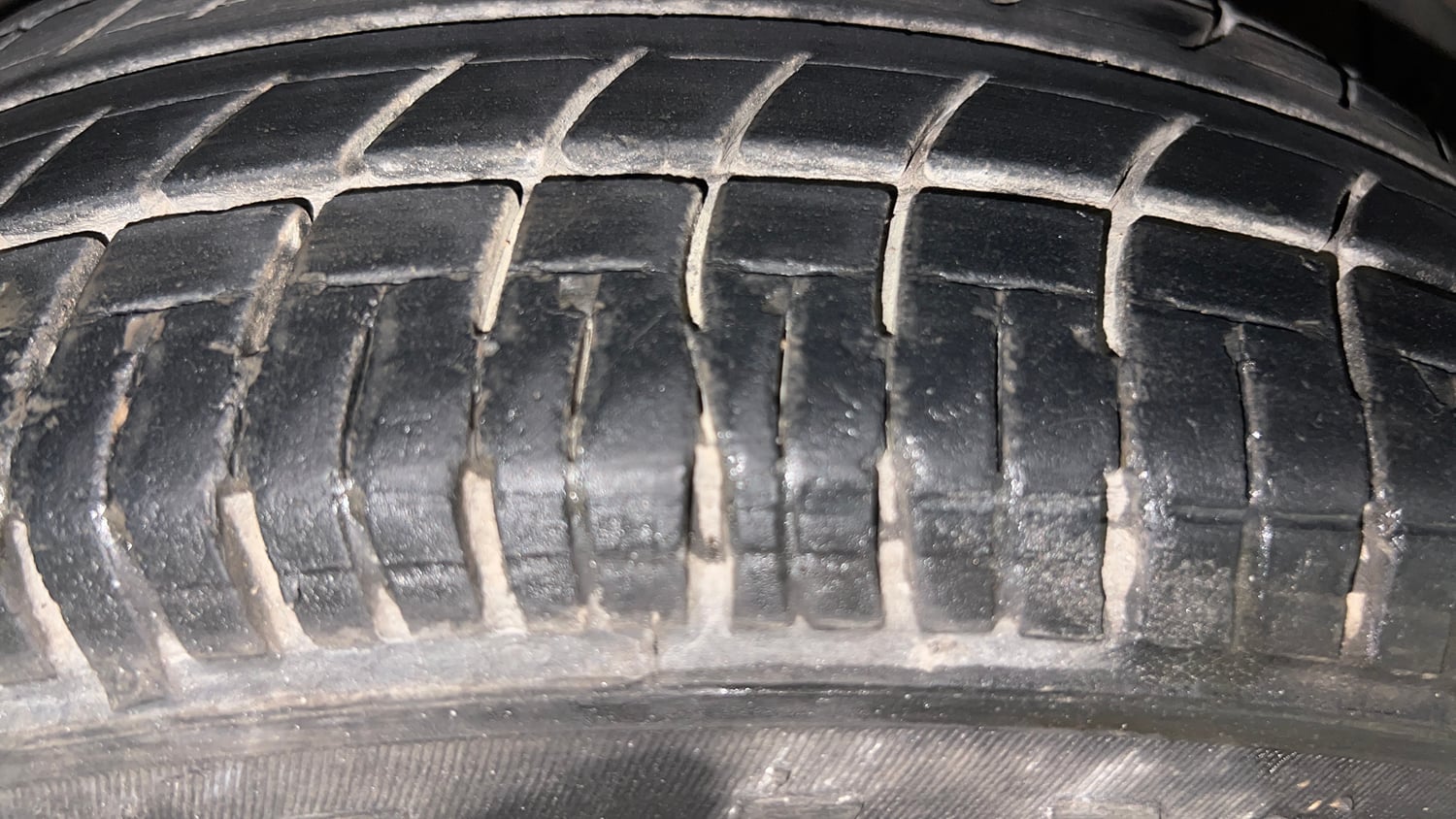 Used 2013 Hyundai i20 Magna (O) 1.2 Petrol Manual tyres RIGHT FRONT TYRE TREAD VIEW