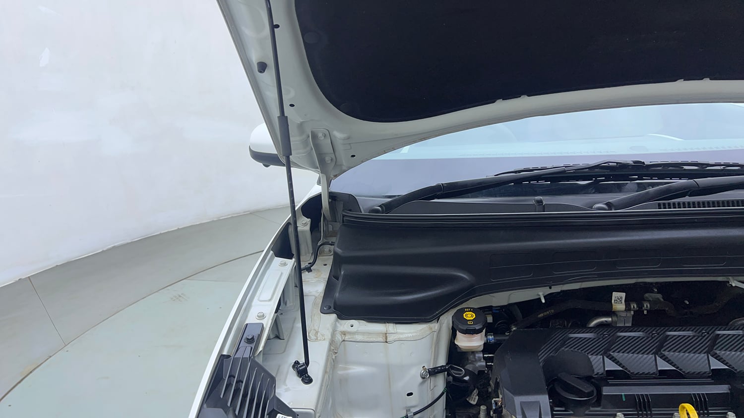 Used 2024 Hyundai Creta 1.5 MPi Petrol MT E Petrol Manual engine ENGINE RIGHT SIDE HINGE & APRON VIEW