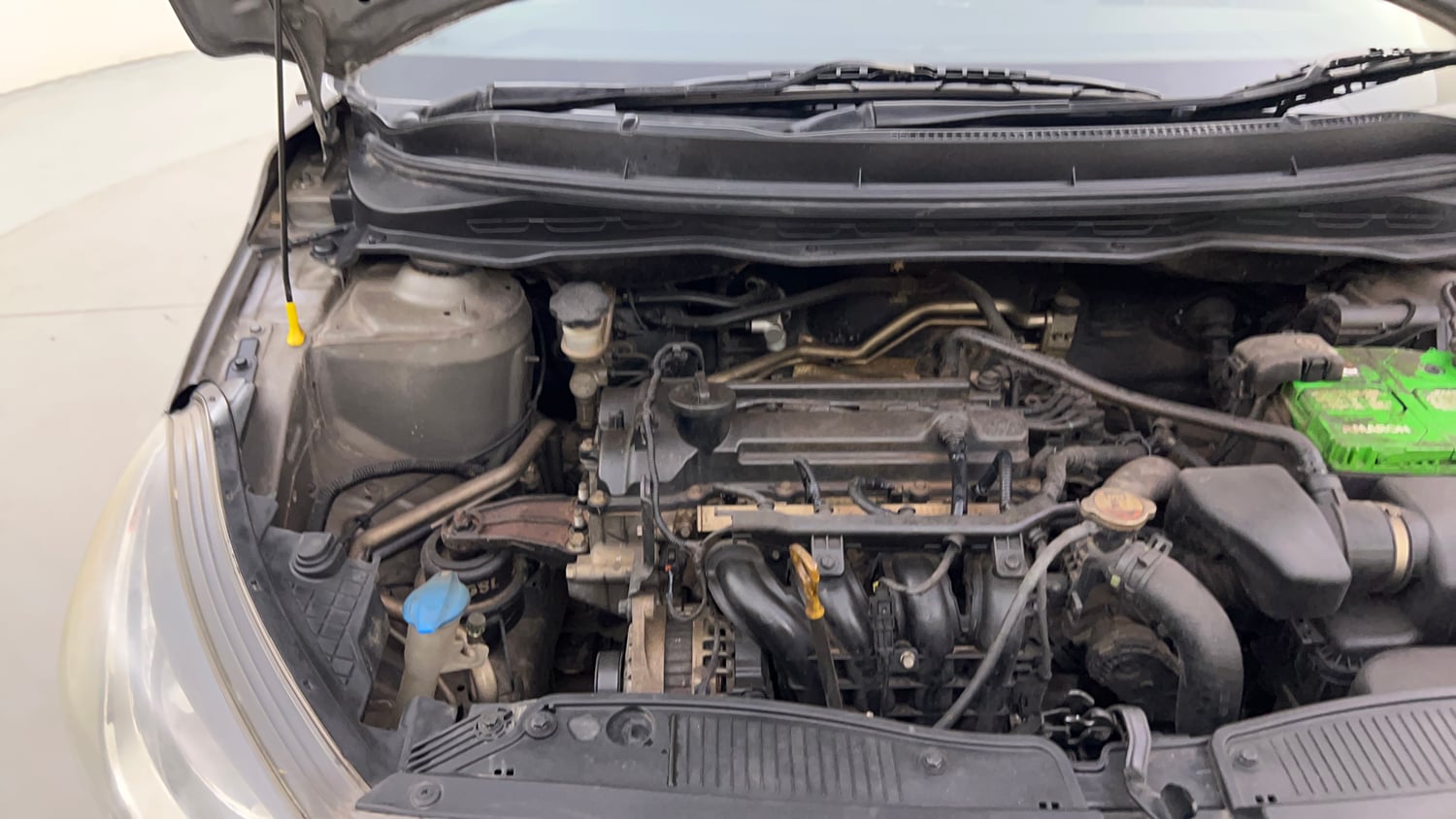 Used 2013 Hyundai i20 Magna (O) 1.2 Petrol Manual engine ENGINE RIGHT SIDE HINGE & APRON VIEW