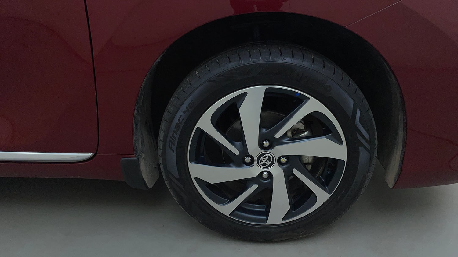 Used 2025 Toyota Glanza V AMT Petrol Automatic tyres RIGHT FRONT TYRE RIM VIEW