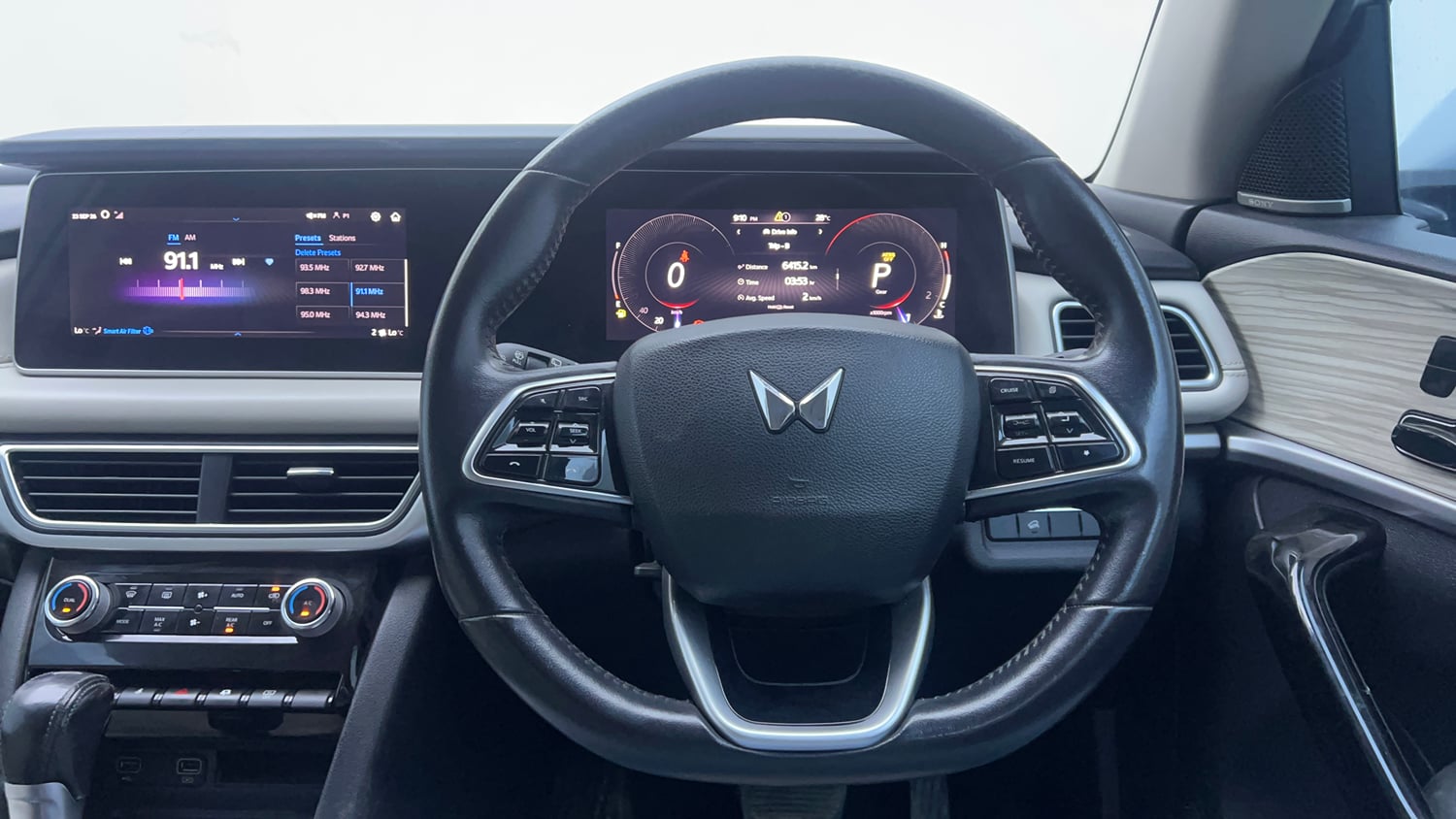 Used 2024 Mahindra XUV700 AX 7 Petrol AT Luxury Pack 7 STR Petrol Automatic interior STEERING VIEW