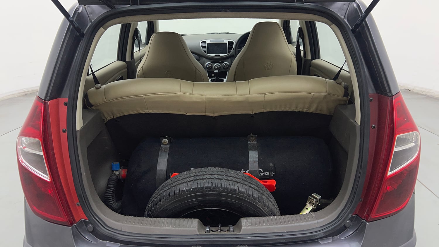 Used 2015 Hyundai i10 Magna 1.1 CNG (Outside Fitted) Cng Manual interior DICKY INSIDE VIEW