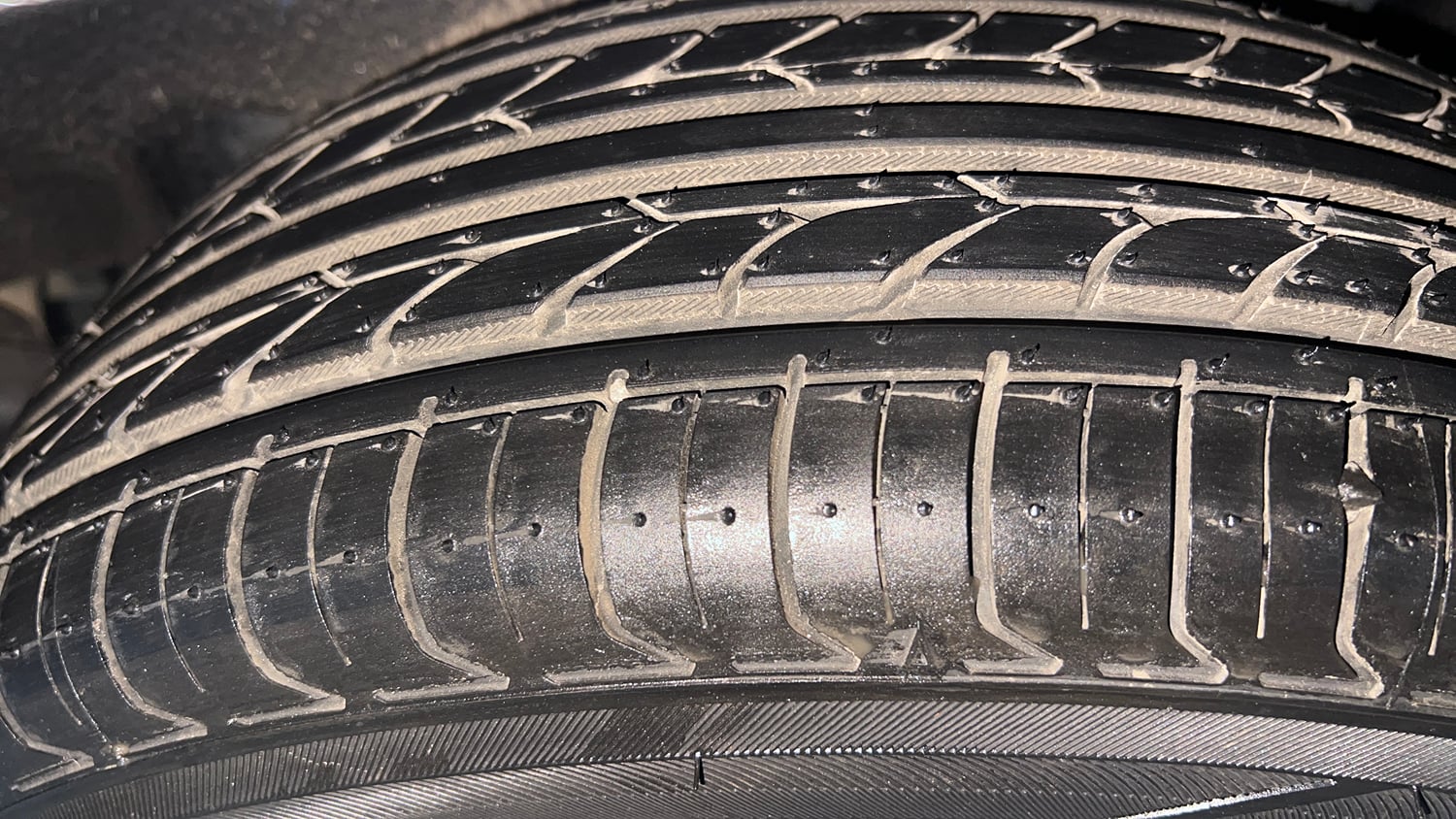 Used 2016 Maruti Suzuki Baleno Delta 1.2 Petrol Manual tyres LEFT REAR TYRE TREAD VIEW