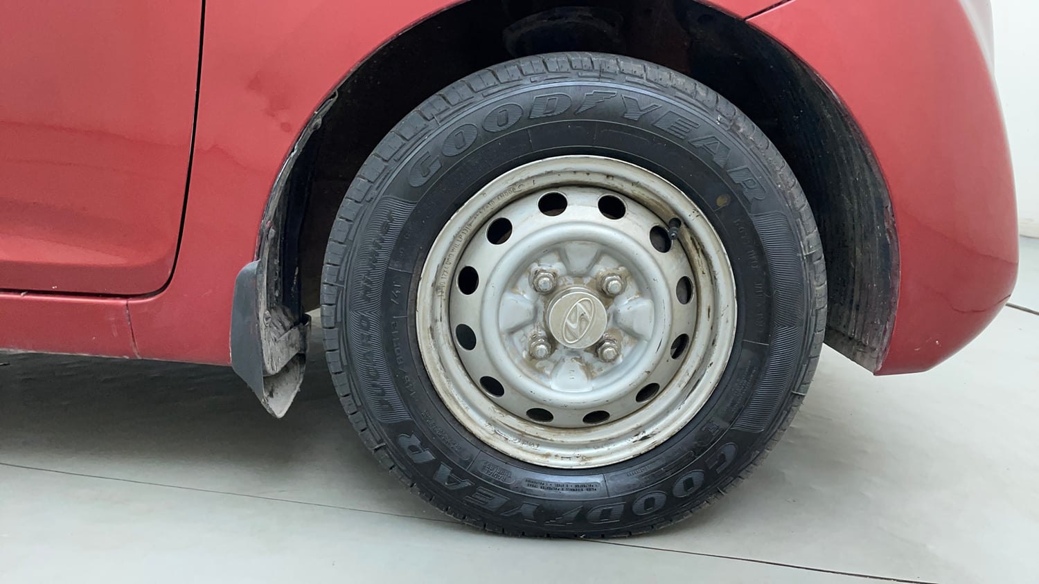 Used 2014 Hyundai Eon Era + Petrol Manual tyres RIGHT FRONT TYRE RIM VIEW