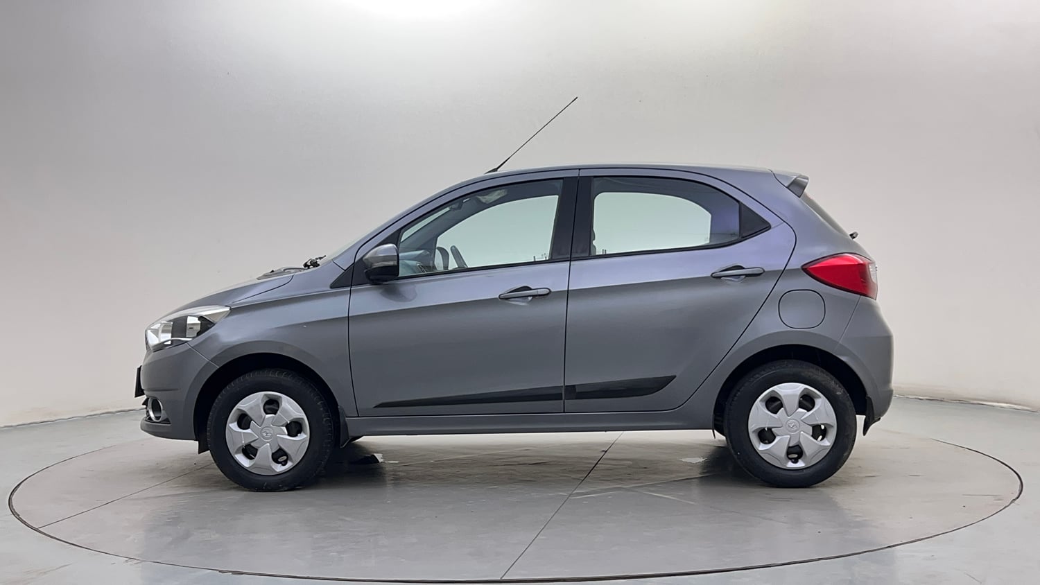 Used 2018 Tata Tiago Revotron XZ w/o Alloy Petrol Manual exterior LEFT SIDE VIEW
