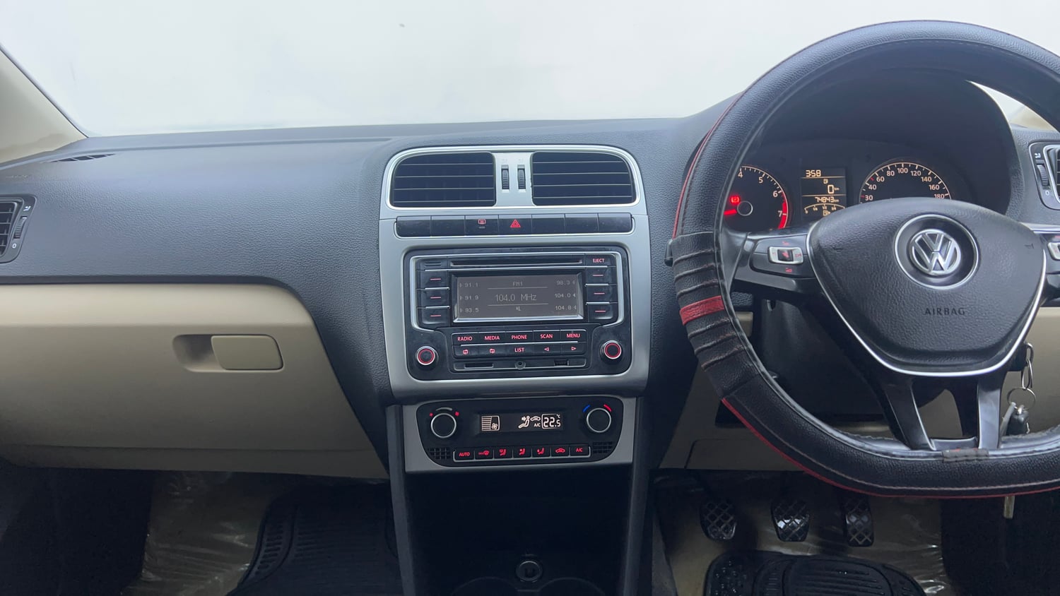 Used 2015 Volkswagen Polo Highline1.2L (P) Petrol Manual interior MUSIC SYSTEM & AC CONTROL VIEW