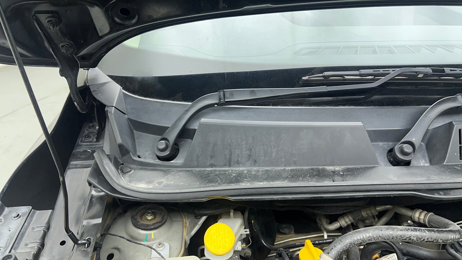 Used 2024 Renault Triber RXZ EASY-R AMT Petrol Automatic engine ENGINE RIGHT SIDE HINGE & APRON VIEW
