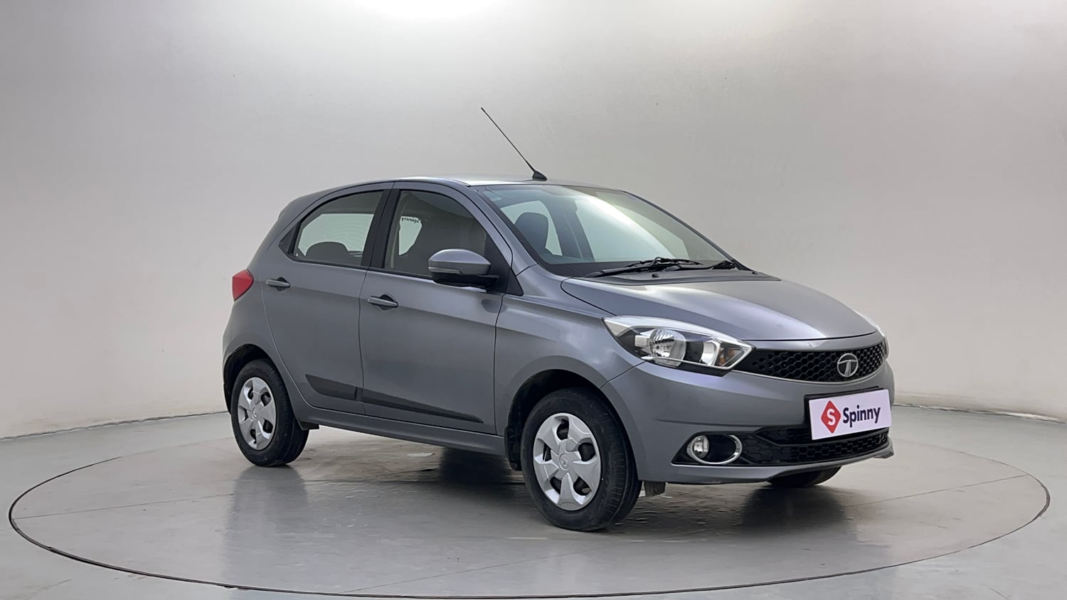 Used 2018 Tata Tiago Revotron XZ w/o Alloy Petrol Manual exterior RIGHT FRONT CORNER VIEW