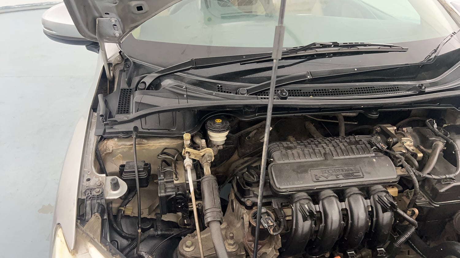 Used 2014 Honda City VX Petrol Manual engine ENGINE RIGHT SIDE HINGE & APRON VIEW