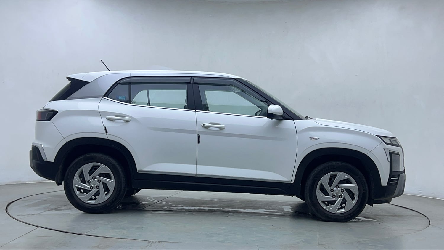 Used 2024 Hyundai Creta 1.5 MPi Petrol MT E Petrol Manual exterior RIGHT SIDE VIEW