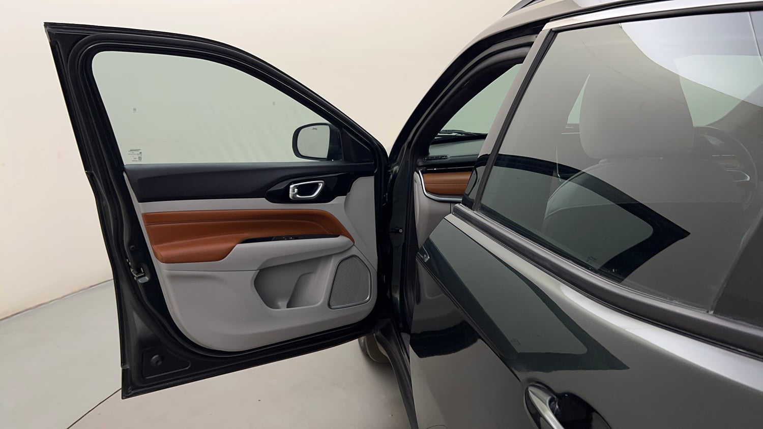 Used 2023 Jeep Compass Limited (O) 2.0 Diesel Diesel Manual interior LEFT FRONT DOOR OPEN VIEW