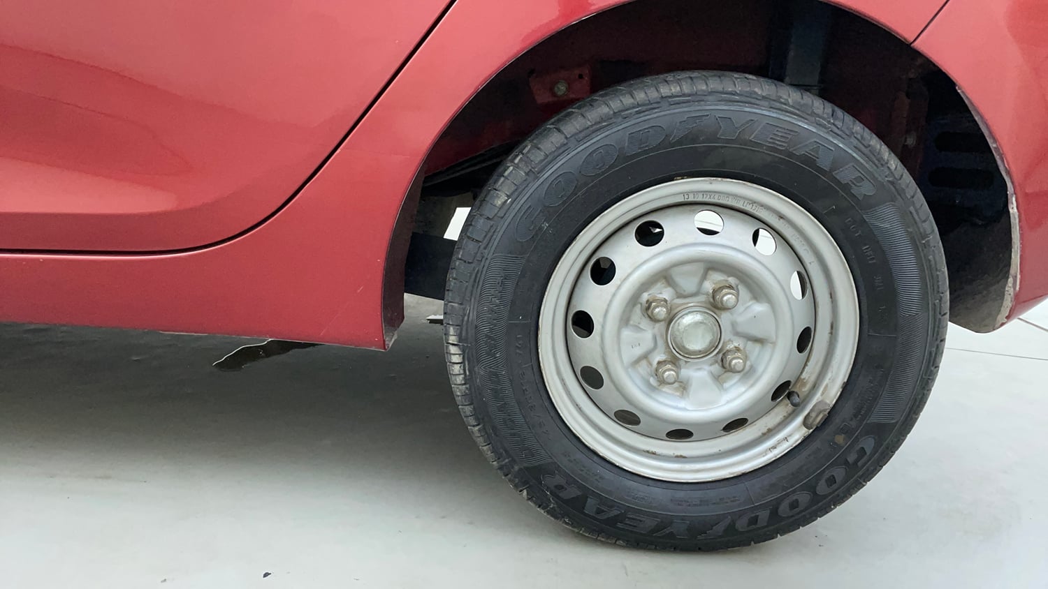 Used 2014 Hyundai Eon Era + Petrol Manual tyres LEFT REAR TYRE RIM VIEW