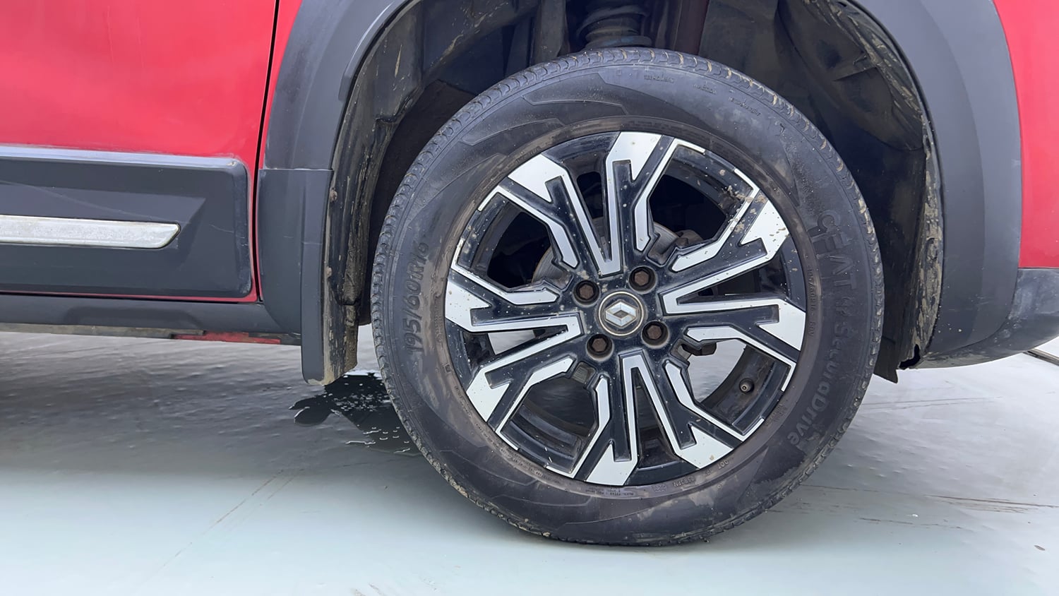 Used 2021 Renault Kiger RXT (O) MT Dual Tone Petrol Manual tyres RIGHT FRONT TYRE RIM VIEW