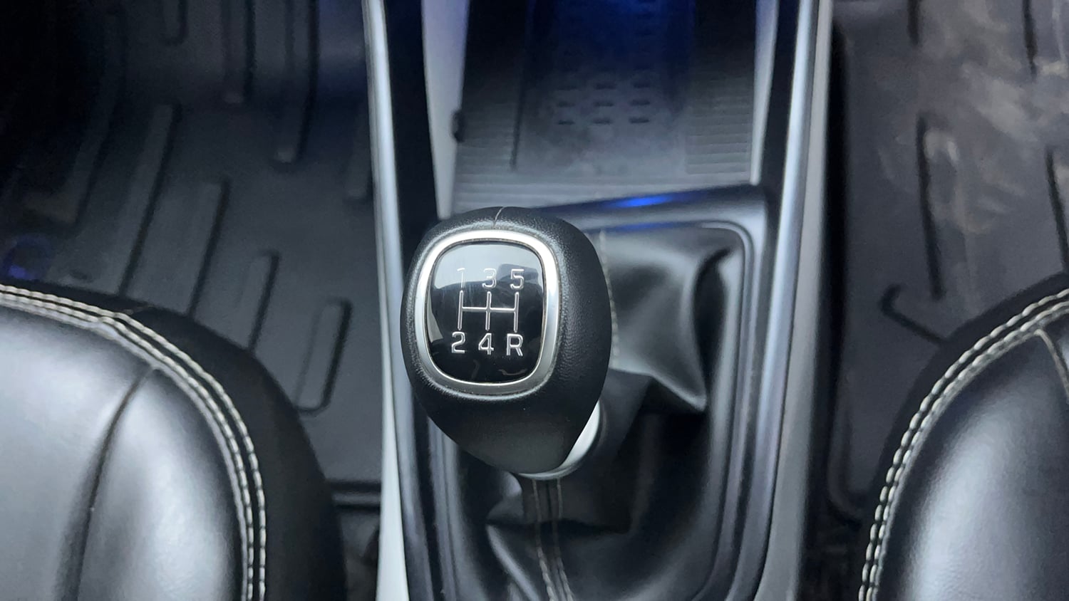 Used 2024 Hyundai New i20 Asta (O) 1.2 MT Petrol Manual interior GEAR  KNOB VIEW