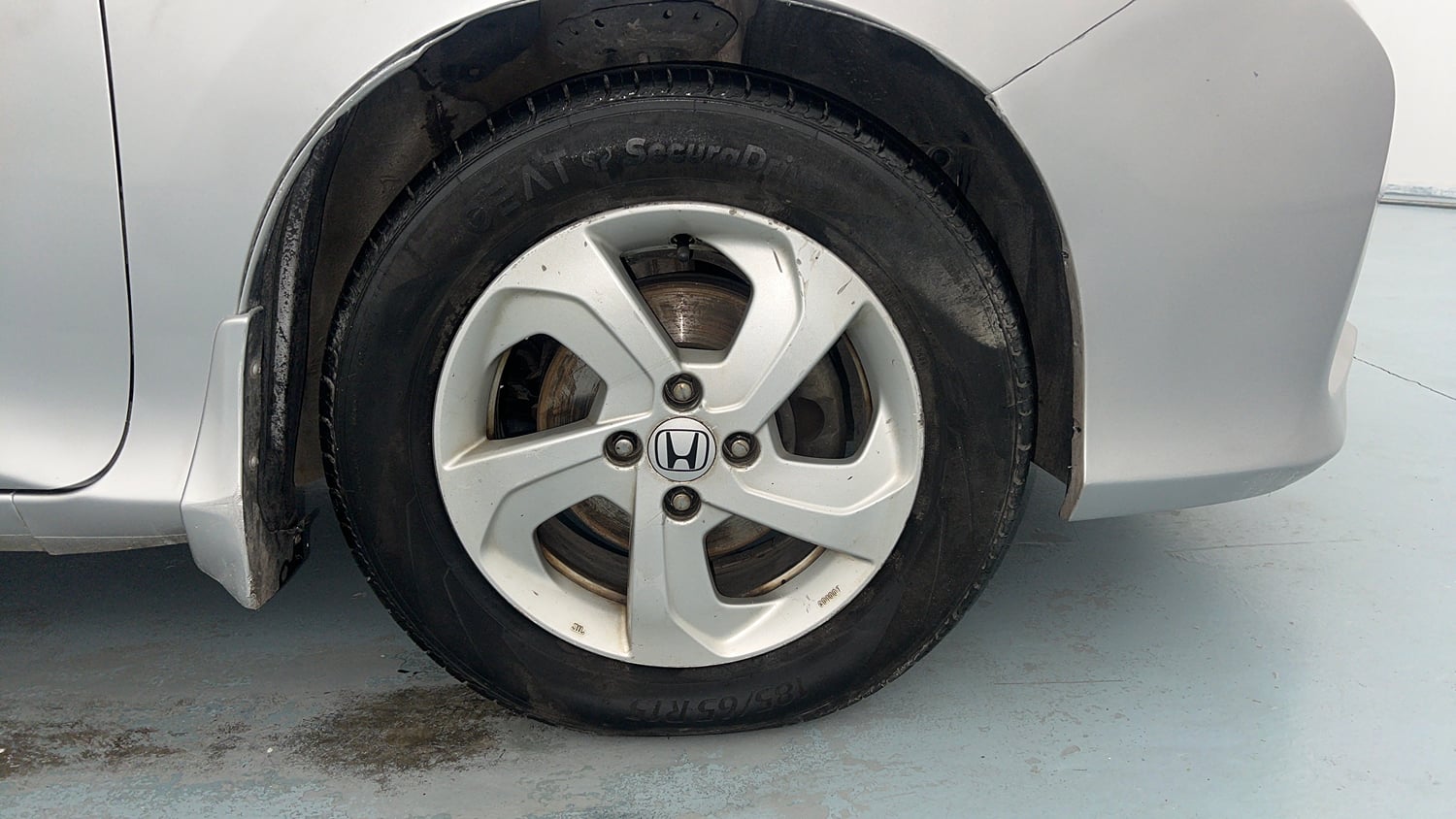 Used 2014 Honda City VX Petrol Manual tyres RIGHT FRONT TYRE RIM VIEW