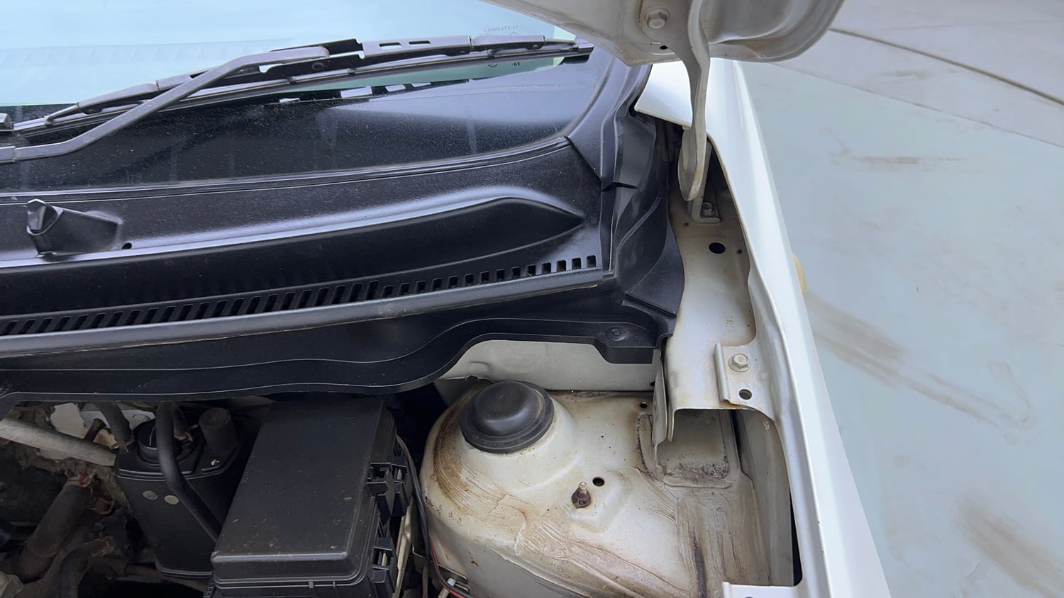Used 2014 Maruti Suzuki Celerio VXi Petrol Manual engine ENGINE LEFT SIDE HINGE & APRON VIEW