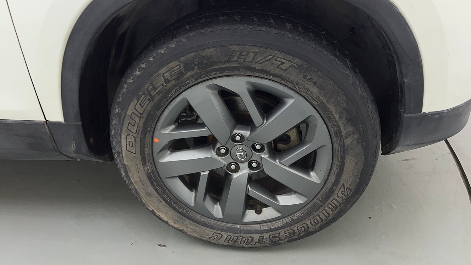 Used 2022 Tata Safari XTA Plus Diesel Automatic tyres RIGHT FRONT TYRE RIM VIEW