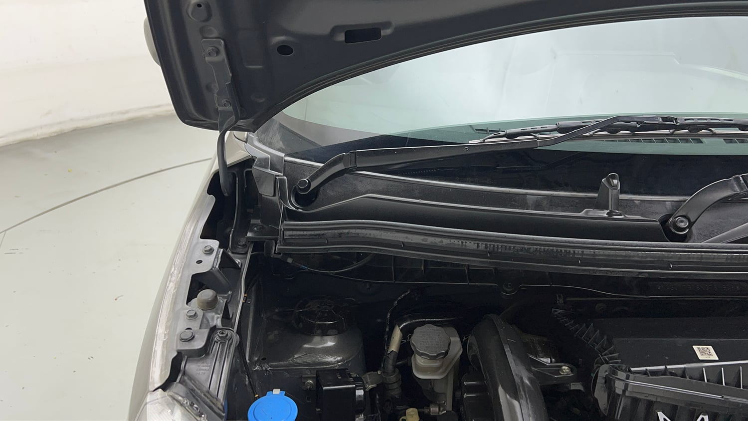 Used 2022 Maruti Suzuki Wagon R VXI 1.0 Petrol Manual engine ENGINE RIGHT SIDE HINGE & APRON VIEW