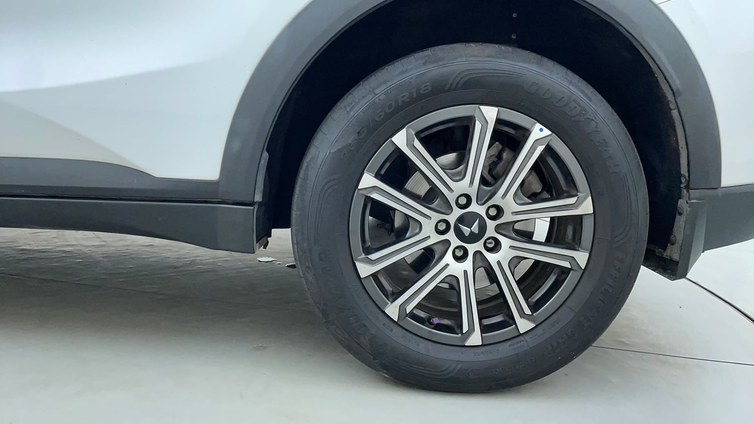 Used 2025 Mahindra XUV700 AX7 Petrol MT 7 STR Petrol Manual tyres LEFT REAR TYRE RIM VIEW