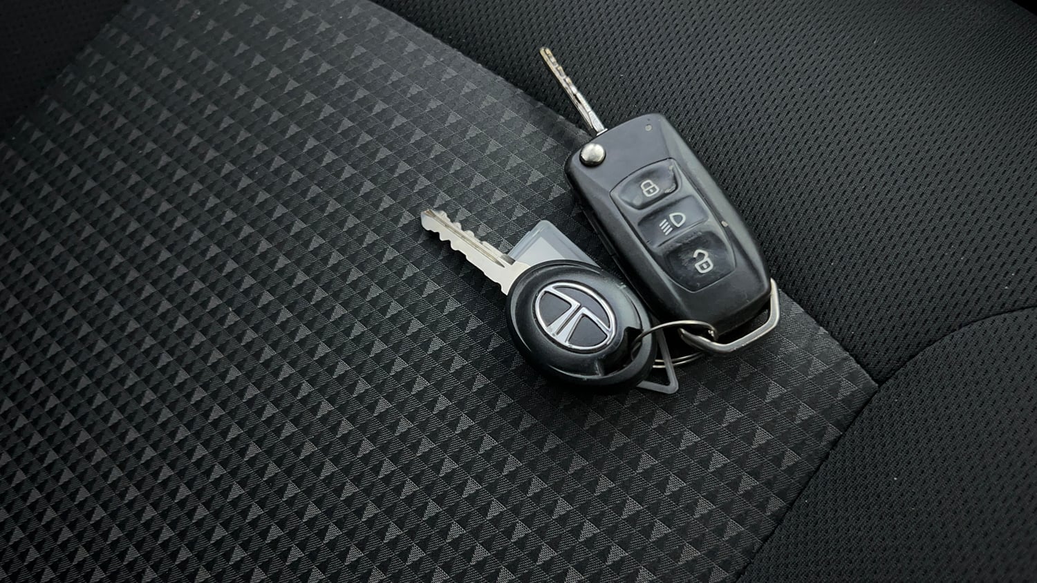 Used 2018 Tata Tiago Revotron XZ w/o Alloy Petrol Manual extra CAR KEY VIEW
