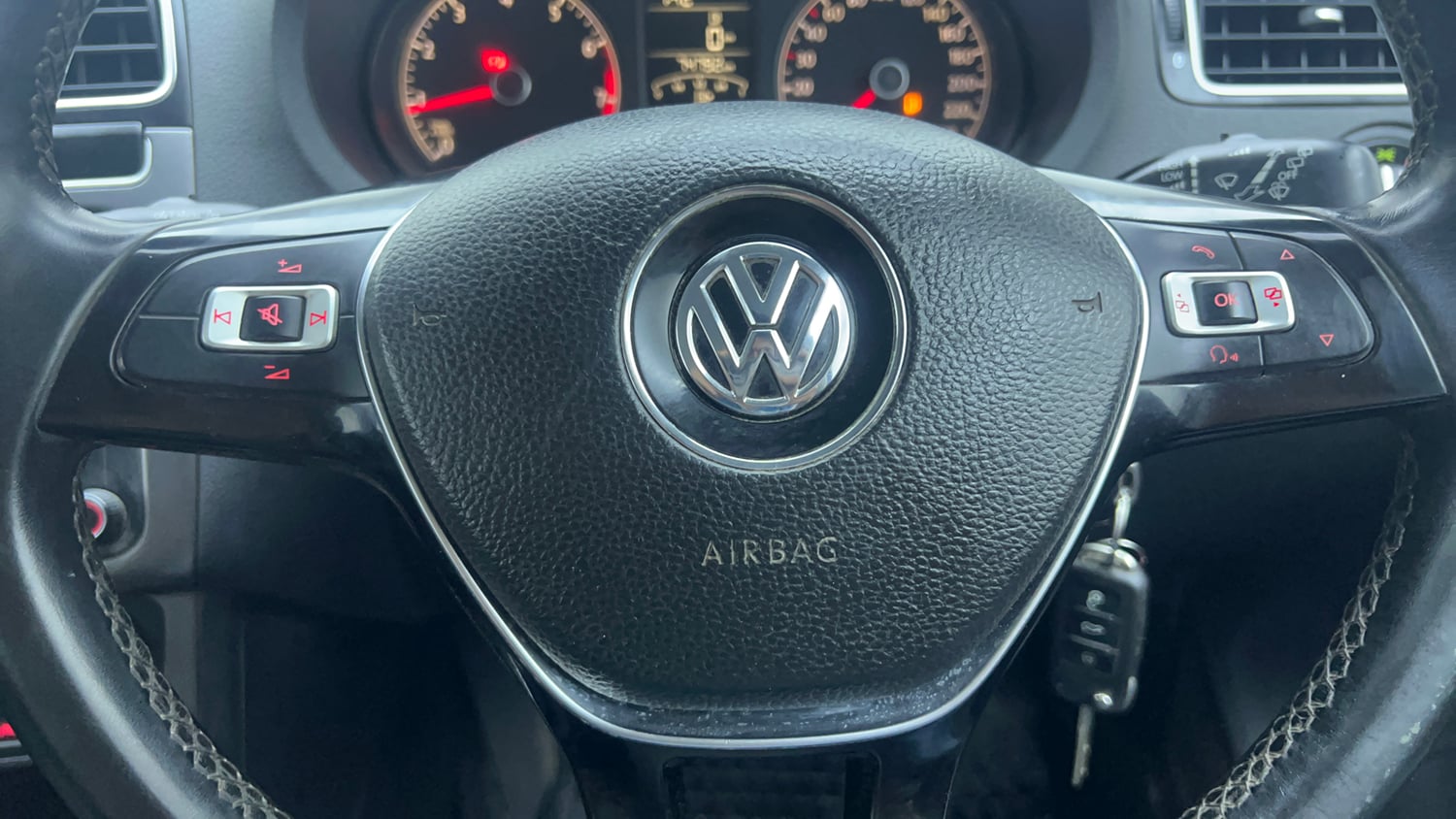 Used 2019 Volkswagen Polo Highline Plus 1.0 (P) 16 Alloy Petrol Manual top_features Airbags