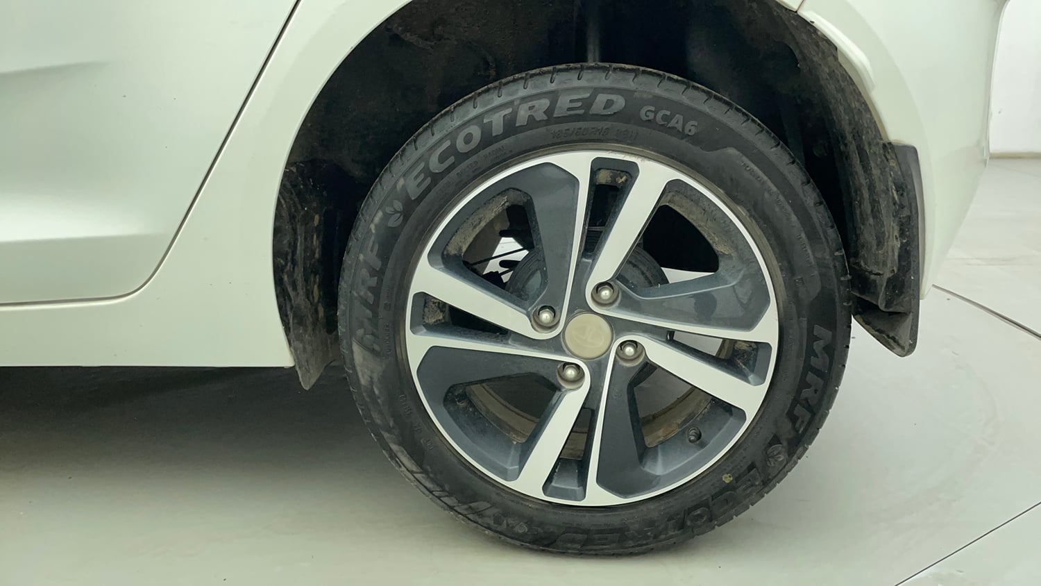 Used 2023 Tata Altroz XZA Petrol Petrol Automatic tyres LEFT REAR TYRE RIM VIEW