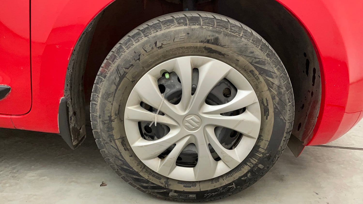 Used 2022 Maruti Suzuki Swift VXi AMT Petrol Automatic tyres RIGHT FRONT TYRE RIM VIEW