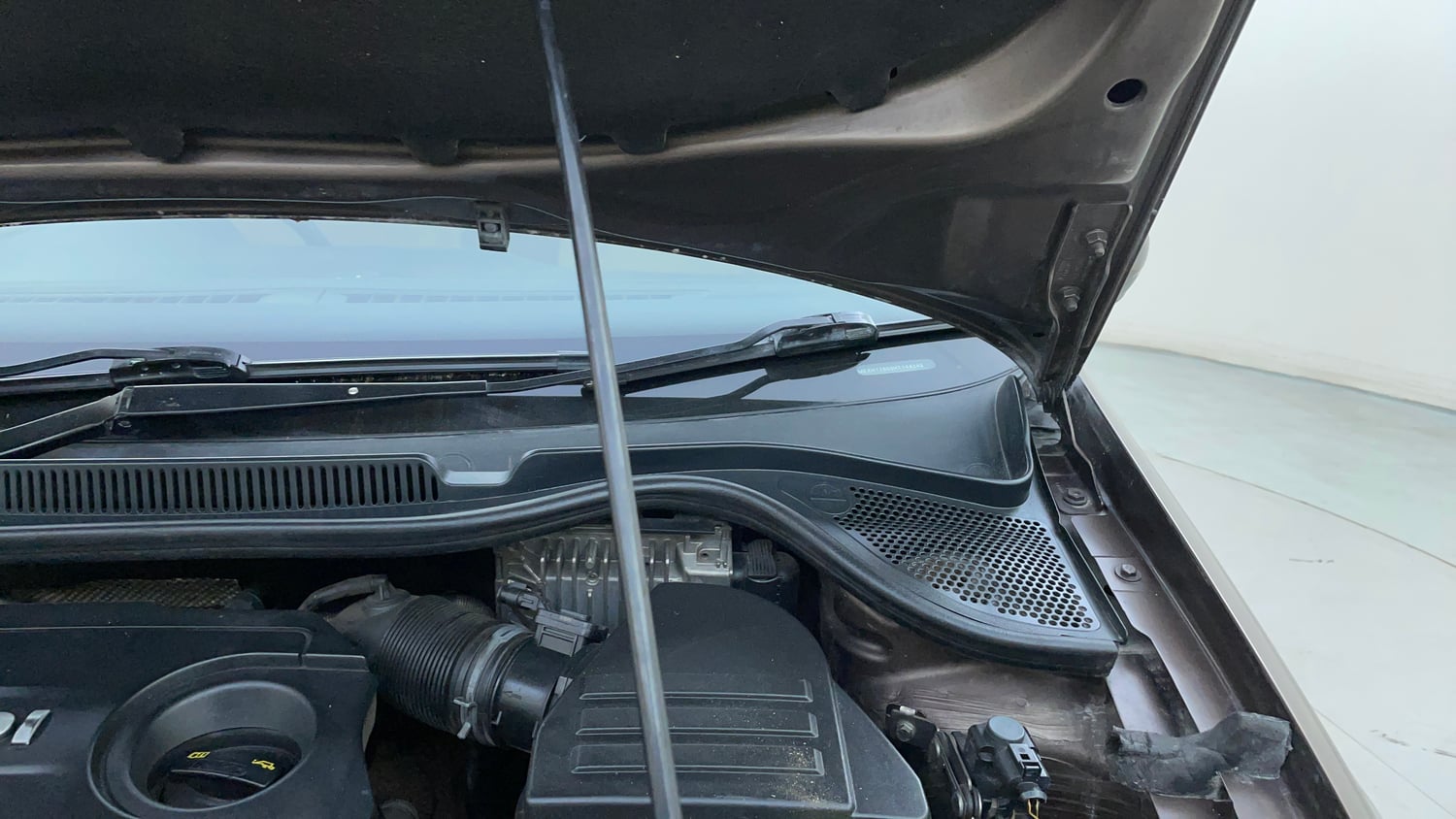 Used 2018 Volkswagen Ameo Highline 1.5L AT Diesel Automatic engine ENGINE LEFT SIDE HINGE & APRON VIEW