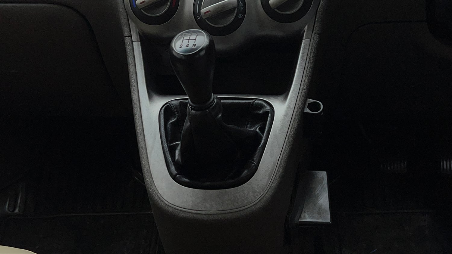 Used 2015 Hyundai i10 Magna 1.1 CNG (Outside Fitted) Cng Manual interior GEAR  KNOB VIEW