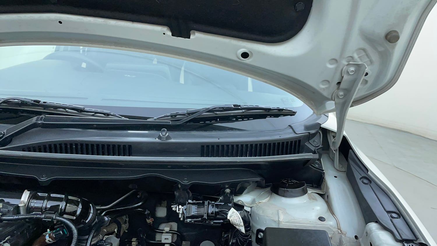 Used 2022 Maruti Suzuki Baleno Zeta MT Petrol Manual engine ENGINE LEFT SIDE HINGE & APRON VIEW