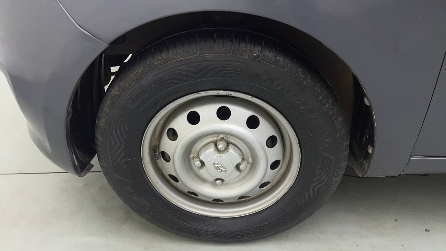 Used 2015 Hyundai i10 Magna 1.1 CNG (Outside Fitted) Cng Manual tyres LEFT FRONT TYRE RIM VIEW