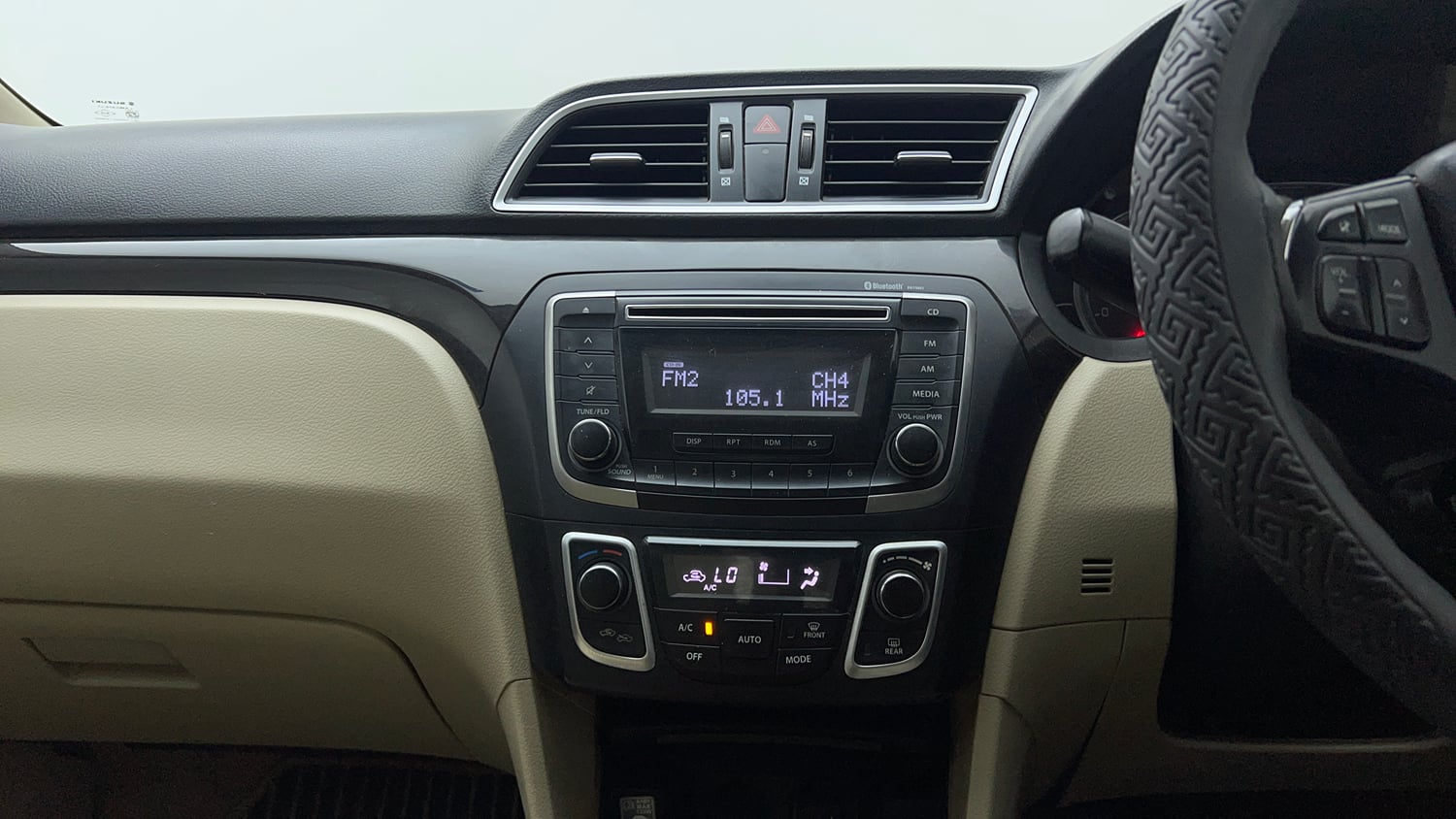 Used 2017 Maruti Suzuki Ciaz Zeta 1.4 MT Petrol Manual interior MUSIC SYSTEM & AC CONTROL VIEW