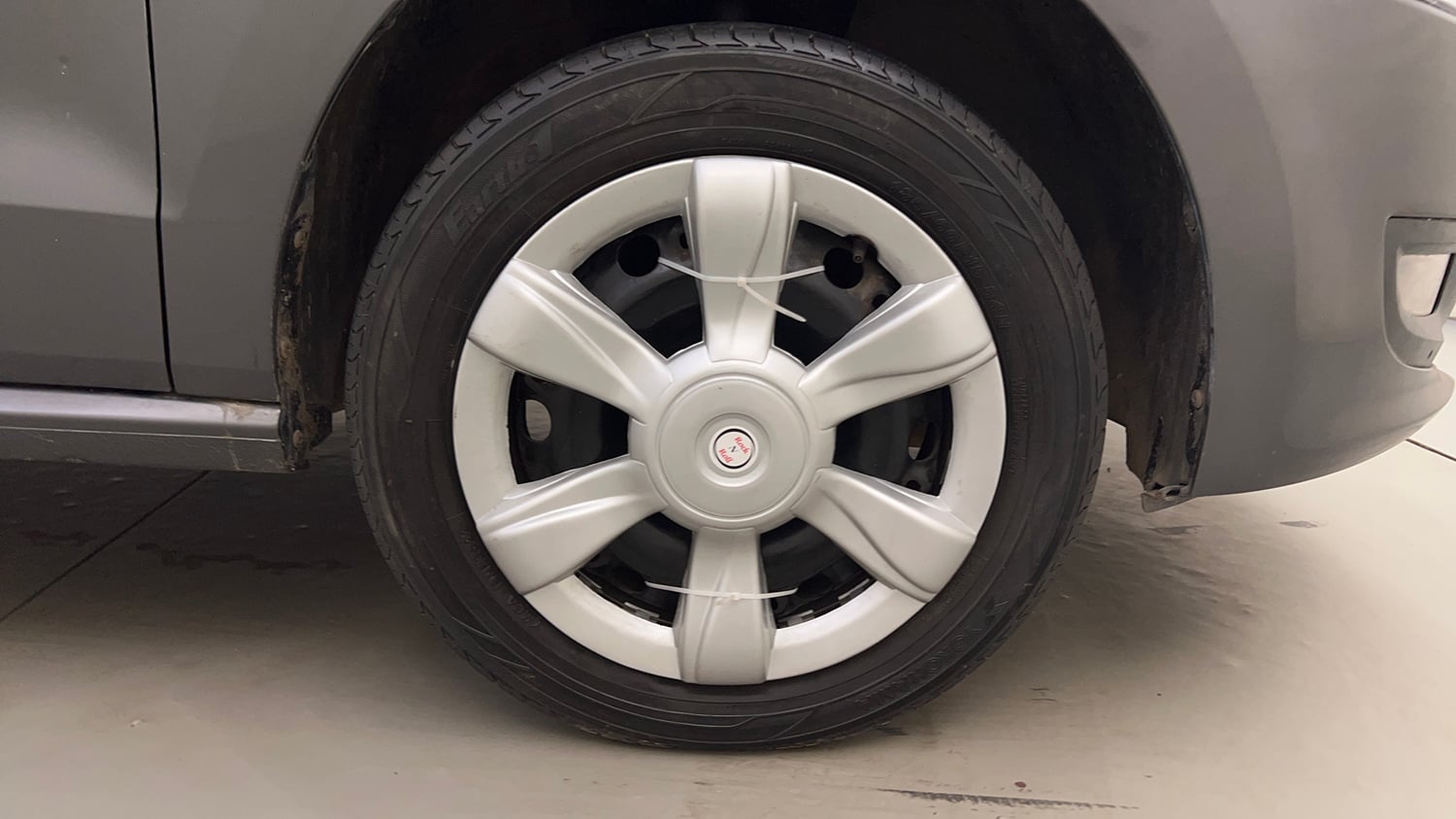 Used 2013 Volkswagen Polo Comfortline 1.2L (P) Petrol Manual tyres RIGHT FRONT TYRE RIM VIEW